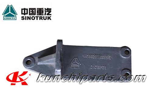 SinoTruk Howo AZ9925590055 ngay phía sau động cơ hỗ trợ